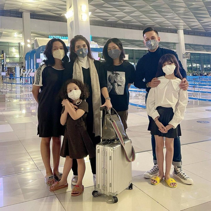 <p>Ussy dan Andhika memutuskan untuk pergi berlibur tanpa ditemani oleh anak-anak mereka, Bunda. Ini merupakan liburan pertama mereka tanpa membawa anak-anak. Sebelum liburan, keduanya telah berpamitan dengan anak-anak yang mengantar mereka hingga ke bandara. (Foto: Instagram @ussypratama)</p>