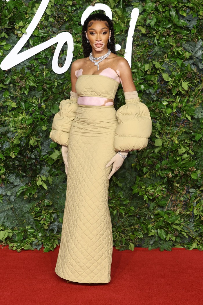 Winnie Harlow mengenakan kesatuan outfit quilt yang fashionable. Sebuah kalung mewah dari Bulgari turut menghiasi bagian lehernya. Foto: vogue.com