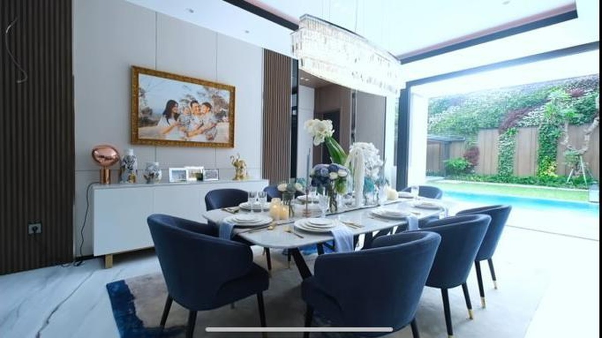 Rumah mewah baru impian Titi Kamal dan Christian Sugiono akhirnya selesai setelah dua tahun dibangun&period; Yuk intip potretnya&excl;