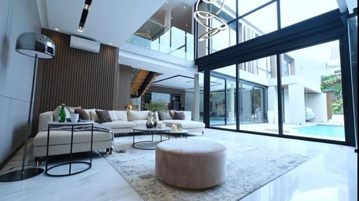 Rumah mewah baru impian Titi Kamal dan Christian Sugiono akhirnya selesai setelah dua tahun dibangun&period; Yuk intip potretnya&excl;