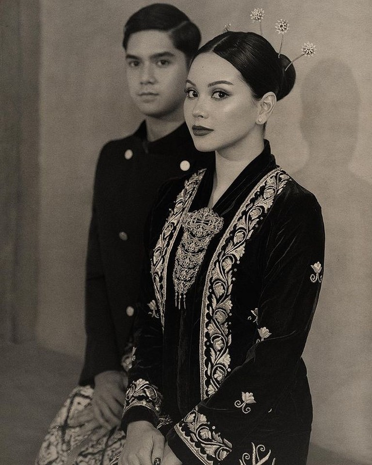 5 Pemotretan Al Ghazali dan Alyssa Daguise Pakai Baju Adat Jawa Disorot Baru-baru ini Al Ghazali dan Alyssa Daguise melakukan pemotretan memakai baju adat Jawa jadi sorotan. Yuk kita intip!