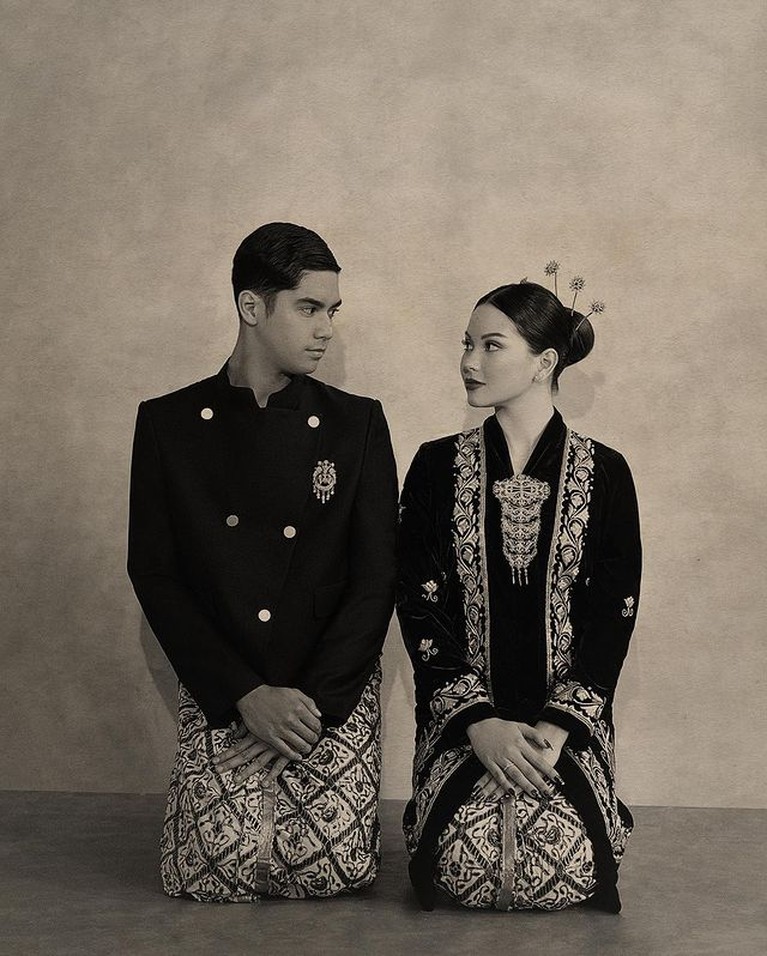 5 Pemotretan Al Ghazali dan Alyssa Daguise Pakai Baju Adat Jawa Disorot Baru-baru ini Al Ghazali dan Alyssa Daguise melakukan pemotretan memakai baju adat Jawa jadi sorotan. Yuk kita intip!