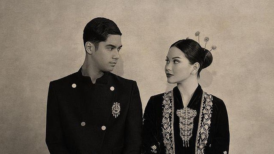 5 Pemotretan Al Ghazali dan Alyssa Daguise Pakai Baju Adat Jawa Disorot Baru-baru ini Al Ghazali dan Alyssa Daguise melakukan pemotretan memakai baju adat Jawa jadi sorotan. Yuk kita intip!
