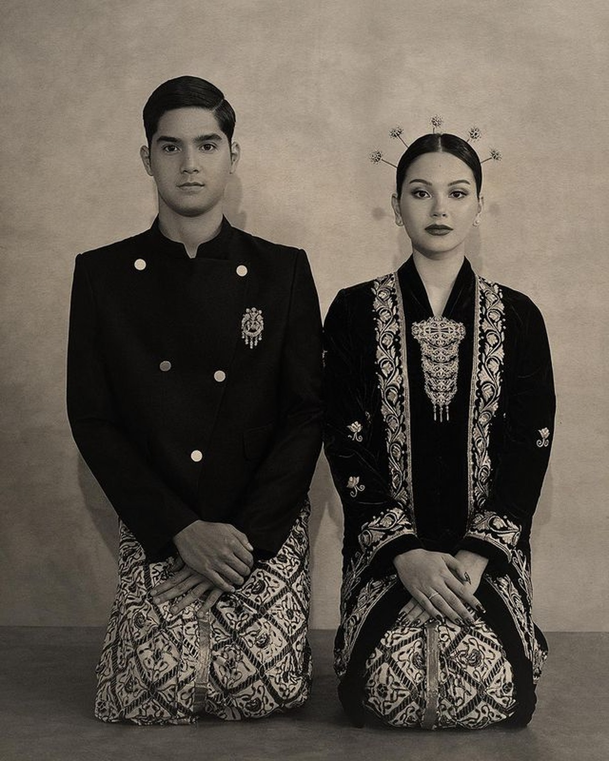 Baru-baru ini Al Ghazali dan Alyssa Daguise melakukan pemotretan memakai baju adat Jawa jadi sorotan&period; Yuk kita intip&excl;