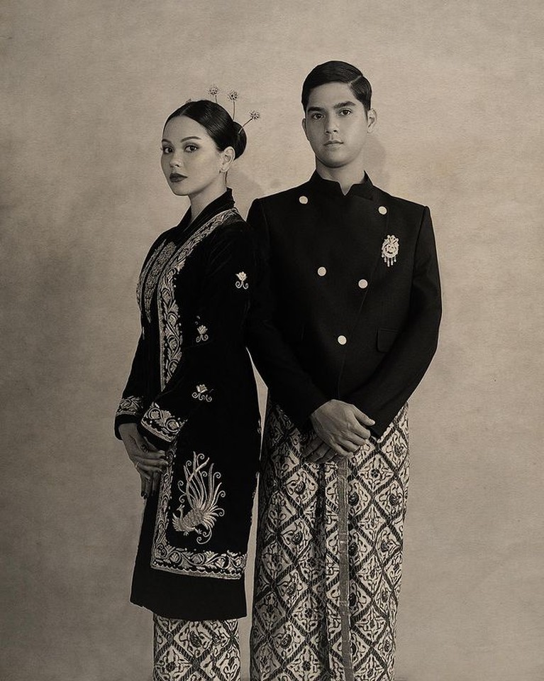 5 Pemotretan Al Ghazali dan Alyssa Daguise Pakai Baju Adat Jawa Disorot Baru-baru ini Al Ghazali dan Alyssa Daguise melakukan pemotretan memakai baju adat Jawa jadi sorotan. Yuk kita intip!