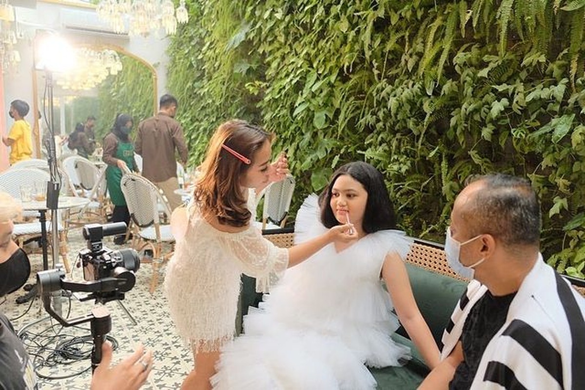 Amora putri Krisdayanti dan Raul Lemos tampak cantik dengan penampilan rambut terbarunya&period; Yuk intip&excl;