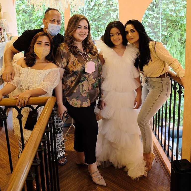 6 Potret Penampilan Terbaru Amora Putri Krisdayanti & Raul Lemos Amora putri Krisdayanti dan Raul Lemos tampak cantik dengan penampilan rambut terbarunya. Yuk intip!