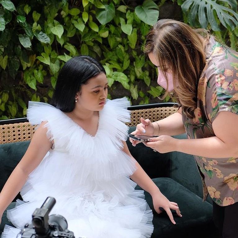 6 Potret Penampilan Terbaru Amora Putri Krisdayanti & Raul Lemos Amora putri Krisdayanti dan Raul Lemos tampak cantik dengan penampilan rambut terbarunya. Yuk intip!