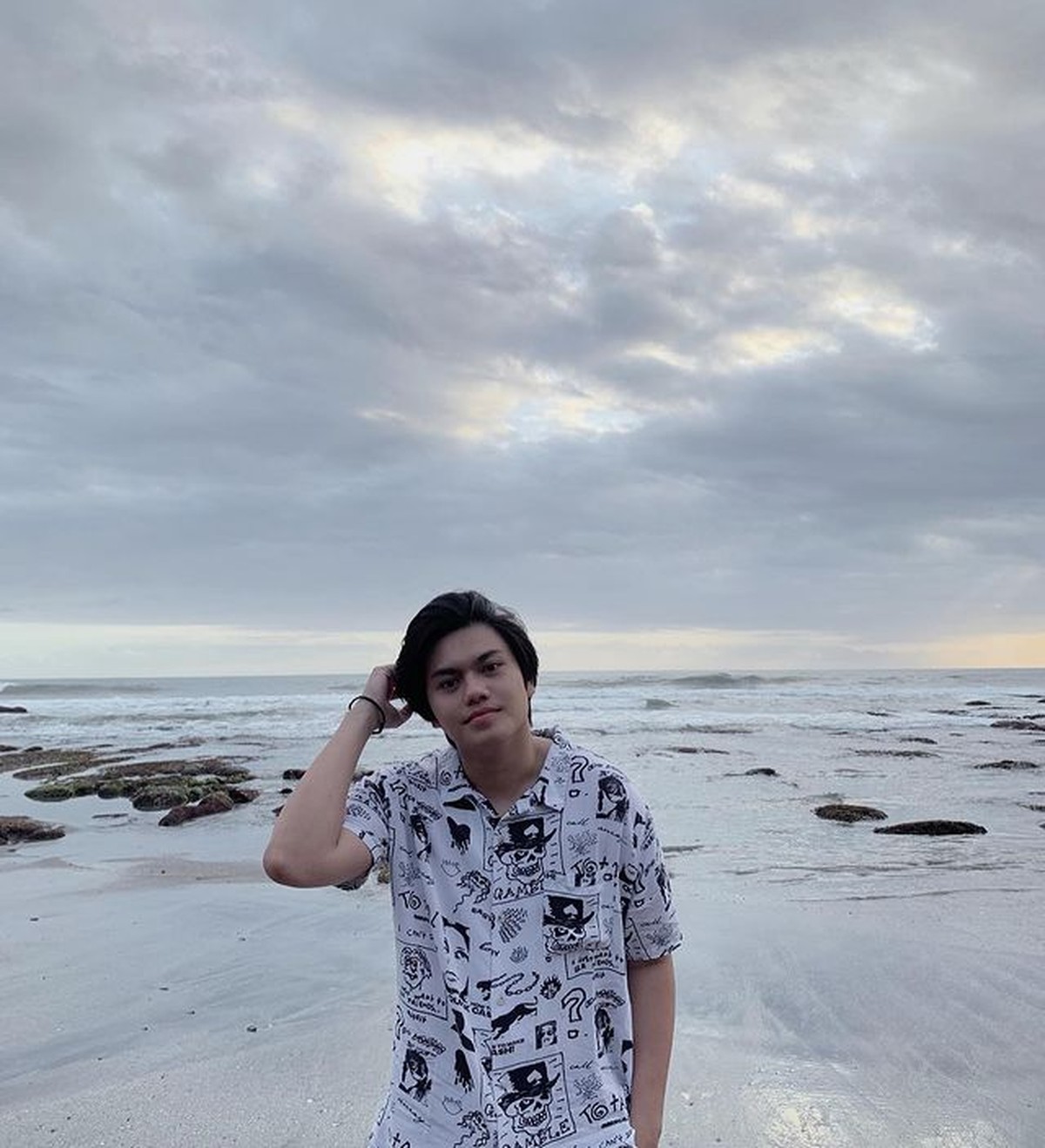 Awkarin baru saja membagikan kabar bahagianya dilamar sang kekasih&comma; Gangga Kusuma&period; Yuk kita intip potret Gangga&excl;