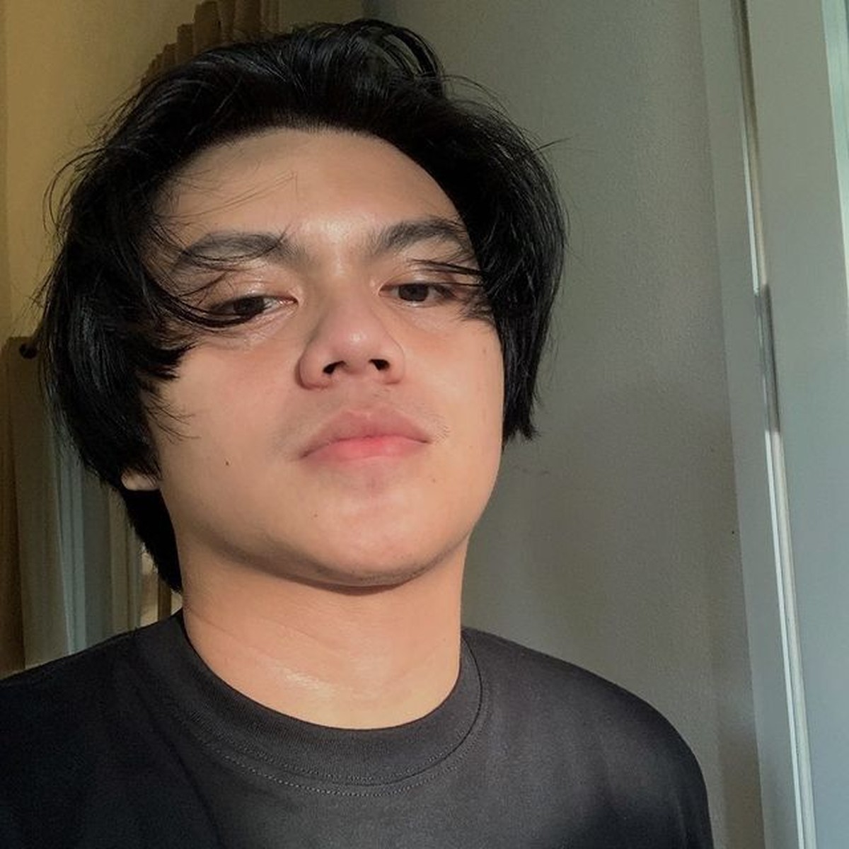 Awkarin baru saja membagikan kabar bahagianya dilamar sang kekasih&comma; Gangga Kusuma&period; Yuk kita intip potret Gangga&excl;