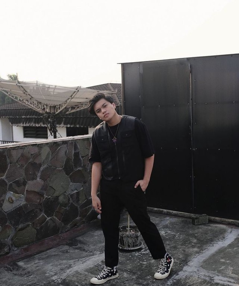 7 Potret Tampan Gangga Kusuma Calon Suami Awkarin yang Beda Agama Awkarin baru saja membagikan kabar bahagianya dilamar sang kekasih, Gangga Kusuma. Yuk kita intip potret Gangga!