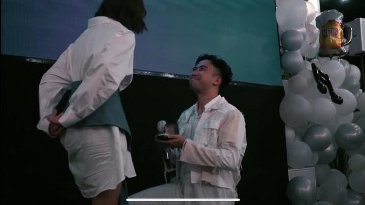 Vidi Aldiano melamar sang kekasih Sheila Dara Aisha di acara ulang tahunnya yang ke 31 pada Maret 2021 lalu&period; Yuk intip&excl;