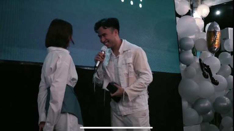 8 Momen Romantis Vidi Aldiano Lamar Sheila Dara Aisha Vidi Aldiano melamar sang kekasih Sheila Dara Aisha di acara ulang tahunnya yang ke 31 pada Maret 2021 lalu. Yuk intip!