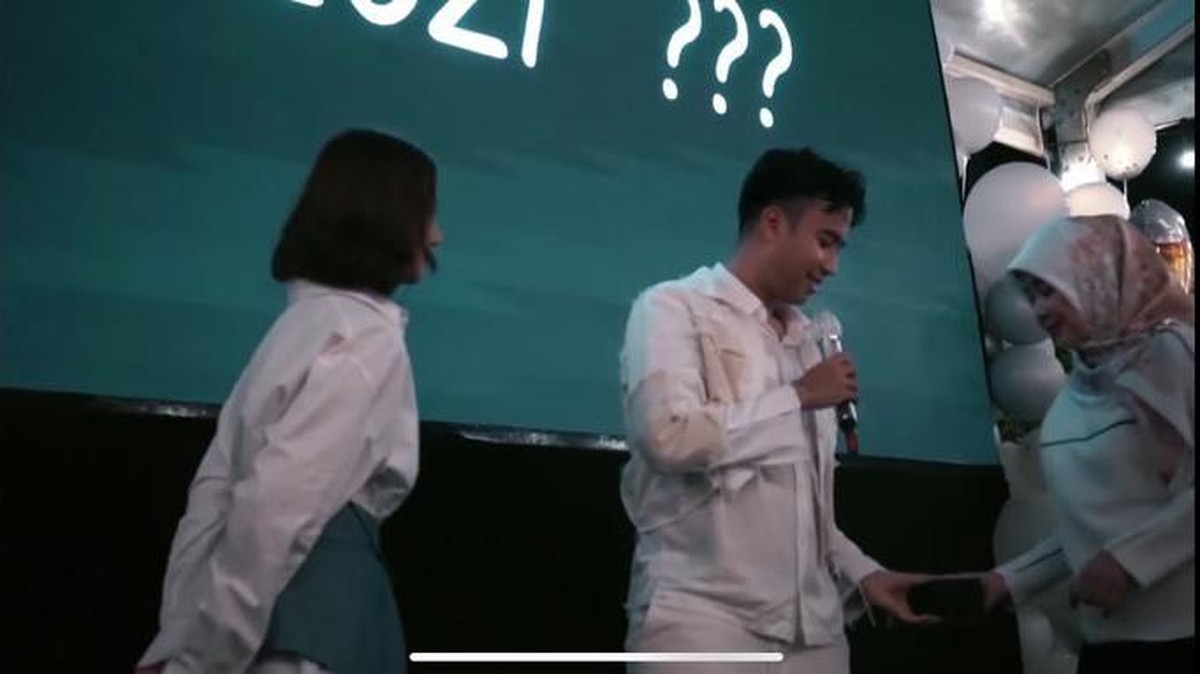 Vidi Aldiano melamar sang kekasih Sheila Dara Aisha di acara ulang tahunnya yang ke 31 pada Maret 2021 lalu&period; Yuk intip&excl;