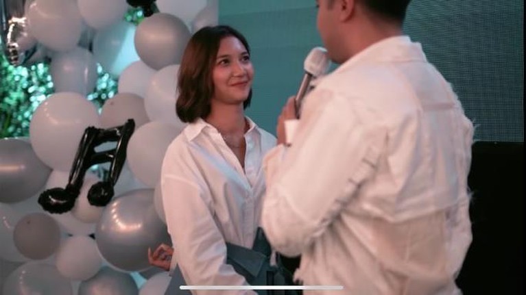 Vidi Aldiano melamar sang kekasih Sheila Dara Aisha di acara ulang tahunnya yang ke 31 pada Maret 2021 lalu. Yuk intip!
