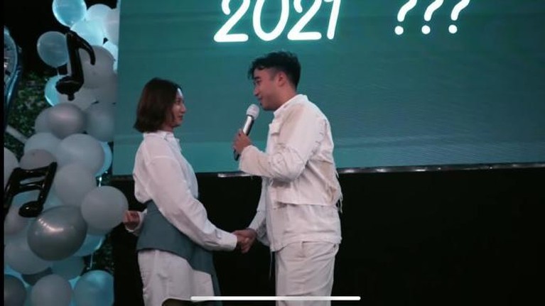 8 Momen Romantis Vidi Aldiano Lamar Sheila Dara Aisha Vidi Aldiano melamar sang kekasih Sheila Dara Aisha di acara ulang tahunnya yang ke 31 pada Maret 2021 lalu. Yuk intip!