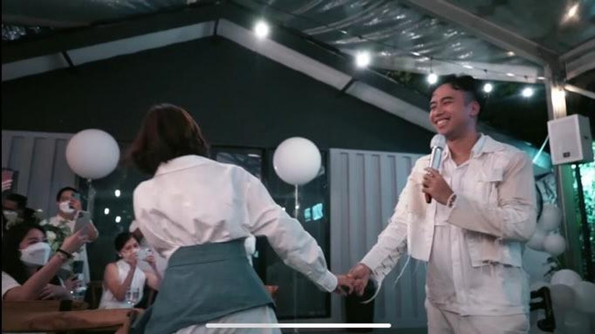 Vidi Aldiano melamar sang kekasih Sheila Dara Aisha di acara ulang tahunnya yang ke 31 pada Maret 2021 lalu&period; Yuk intip&excl;