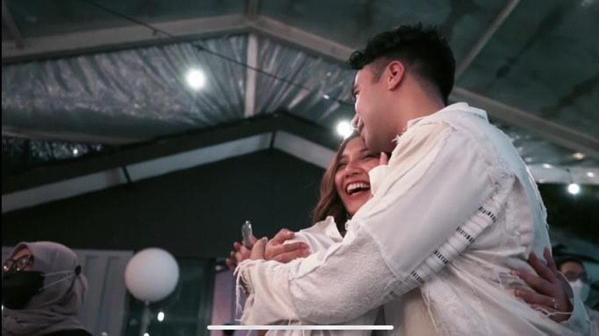 Vidi Aldiano melamar sang kekasih Sheila Dara Aisha di acara ulang tahunnya yang ke 31 pada Maret 2021 lalu&period; Yuk intip&excl;