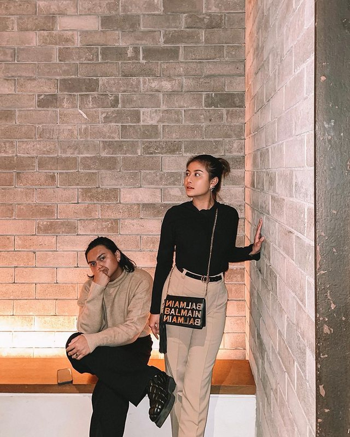 Awkarin baru saja mengumumkan kabar bahagia dilamar sang kekasih&comma; Gangga&period; Mereka pun jadi sorotan&comma; intip style kompak mereka&excl;