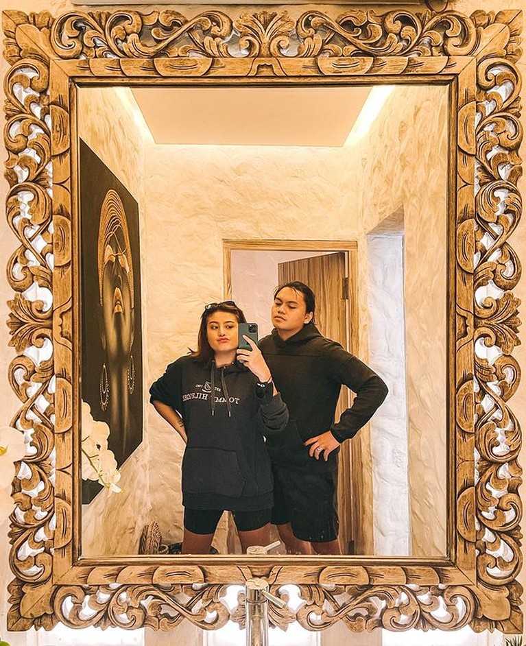 8 Potret Couple Style Awkarin & Gangga Kusuma, Kece & Kompak! Awkarin baru saja mengumumkan kabar bahagia dilamar sang kekasih, Gangga. Mereka pun jadi sorotan, intip style kompak mereka!