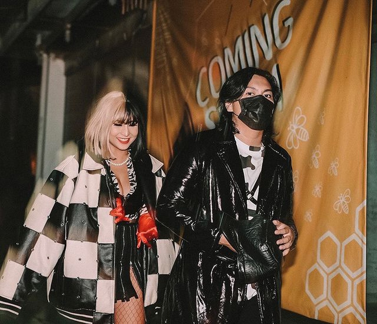 Awkarin baru saja mengumumkan kabar bahagia dilamar sang kekasih&comma; Gangga&period; Mereka pun jadi sorotan&comma; intip style kompak mereka&excl;