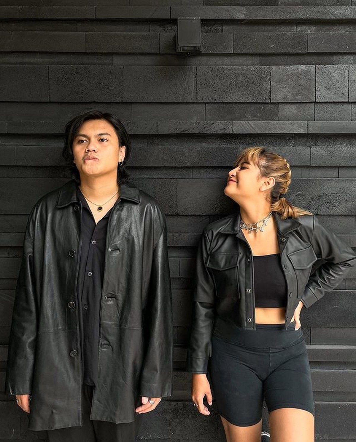 Awkarin baru saja mengumumkan kabar bahagia dilamar sang kekasih&comma; Gangga&period; Mereka pun jadi sorotan&comma; intip style kompak mereka&excl;