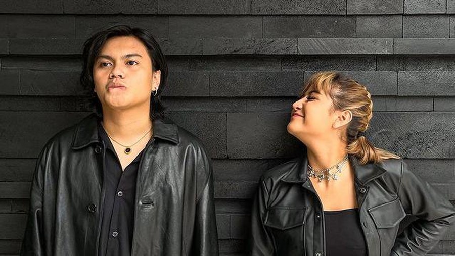 8 Potret Couple Style Awkarin & Gangga Kusuma, Kece & Kompak! Awkarin baru saja mengumumkan kabar bahagia dilamar sang kekasih, Gangga. Mereka pun jadi sorotan, intip style kompak mereka!