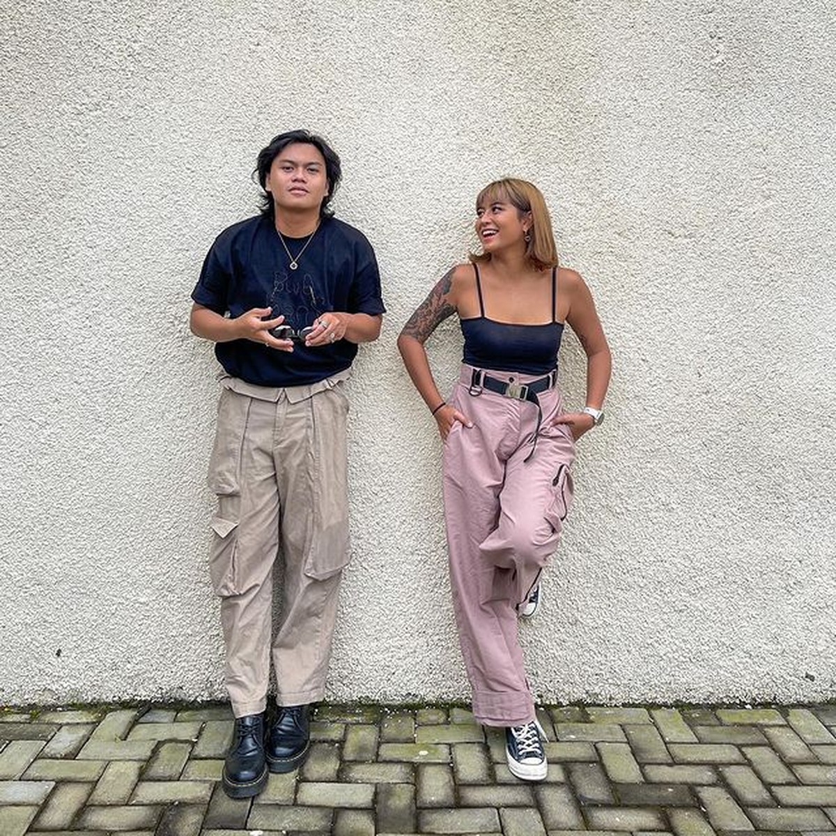 Awkarin baru saja mengumumkan kabar bahagia dilamar sang kekasih&comma; Gangga&period; Mereka pun jadi sorotan&comma; intip style kompak mereka&excl;