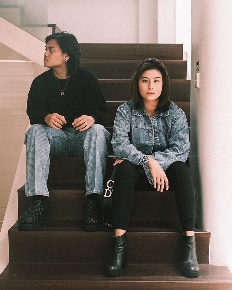 8 Potret Couple Style Awkarin & Gangga Kusuma, Kece & Kompak! Awkarin baru saja mengumumkan kabar bahagia dilamar sang kekasih, Gangga. Mereka pun jadi sorotan, intip style kompak mereka!