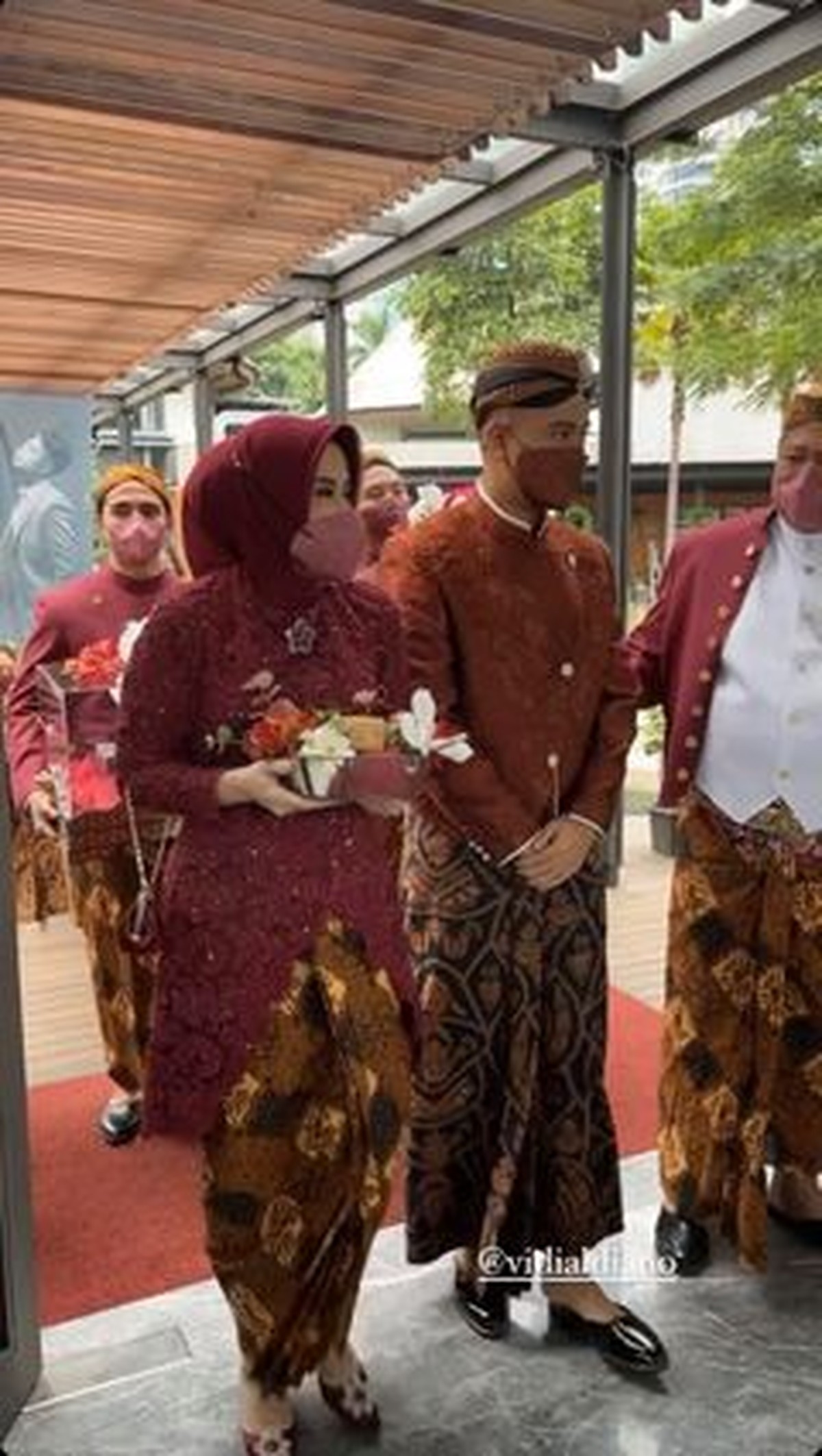 Vidi Aldiano dan Sheila Dara Aisha gelar acara tunangan hari ini Rabu &lpar;1&sol;11&rpar; secara tertutup&period; Yuk intip momennya&excl;