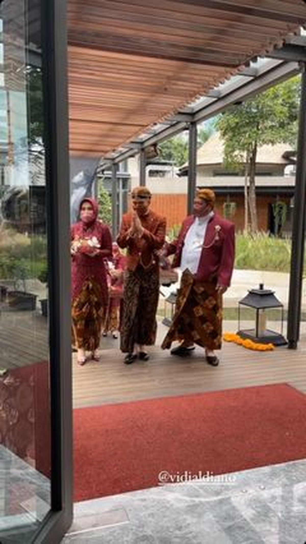 Vidi Aldiano dan Sheila Dara Aisha gelar acara tunangan hari ini Rabu &lpar;1&sol;11&rpar; secara tertutup&period; Yuk intip momennya&excl;