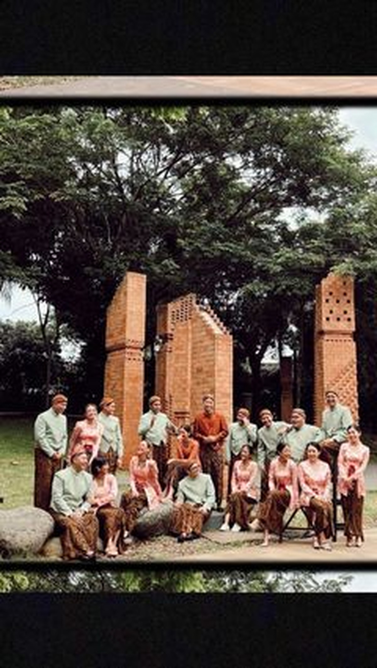 Vidi Aldiano dan Sheila Dara Aisha gelar acara tunangan hari ini Rabu &lpar;1&sol;11&rpar; secara tertutup&period; Yuk intip momennya&excl;