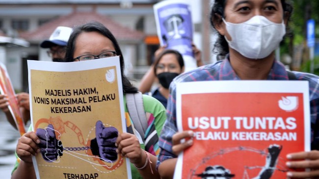 Pemimpin Redaksi CNN Indonesia Titin Rosmasari mendesak Polri menuntaskan seluruh kasus intimidasi terhadap jurnalis di Indonesia.
