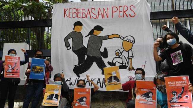 Aliansi Jurnalis Independen (AJI) dan LBH Pers mengecam tindakan pemerintah khususnya Polri yang menyusupi seorang intelijen ke institusi pers.