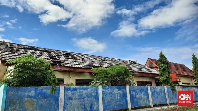 Atap dan plafon SDN Karangharja 2, Kabupaten Tangerang rusak akibat diterpa angin kencang, beberapa waktu lalu.