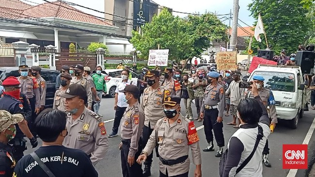 Aktivis Papua yang ingin menggelar unjuk rasa terlibat bentrokan dengan ormas Patriot Garuda Nusantara. Beberapa orang terluka akibat lemparan batu dan kayu.