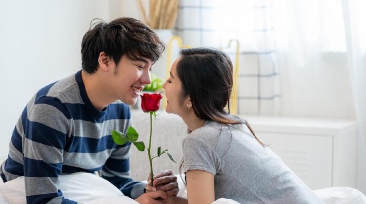 Foreplay yang tepat perlu diperhatikan agar seks bisa terasa makin intim. Ingat ya Bun, foreplay tak harus dilakukan di ranjang, lho. Kok bisa?