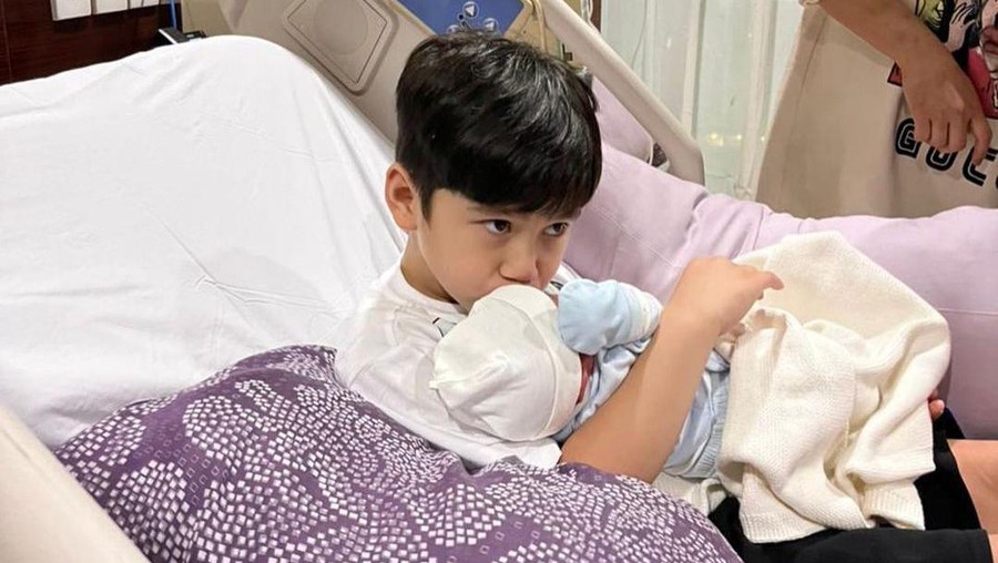 Bukti Tak Cemburu, Rafathar Siapkan Kado Manis untuk Rayyanza