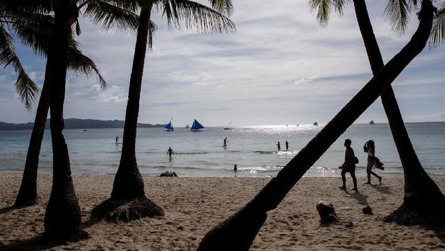 Filipina akan menyambut kembali turis yang divaksinasi penuh dari sebagian besar negara minggu depan, kata pemerintah Jumat (26/11).