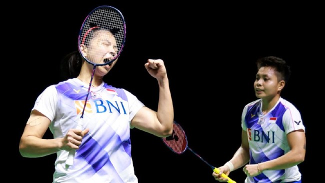 Greysia Polii/Apriyani Rahayu berhasil lolos ke semifinal BWF World Tour Finals usai mengalahkan ganda Malaysia, Pearly Tan/Thinaah Muralitharan.