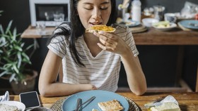 Survei: 47 Persen Warga RI Punya Kebiasaan <i>Emotional Eating</i>