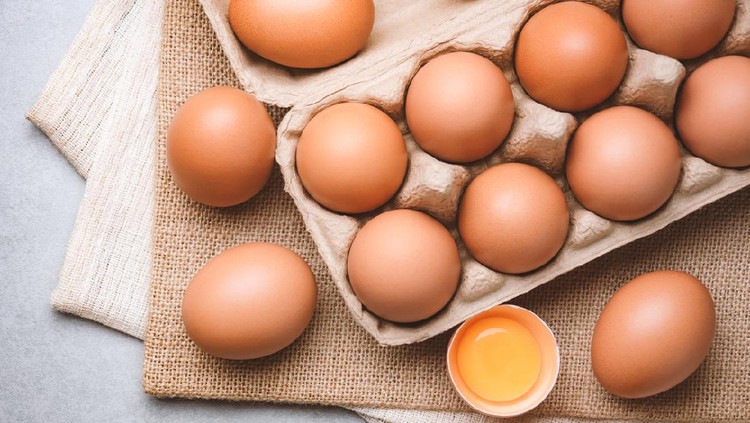 ilustrasi telur Top view and close up image of organic chicken eggs are one of the food ingredients on the restaurant table in the kitchen to prepare for cooking. Organic chicken eggs food ingredients concept