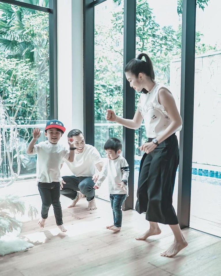 Intip 7 Foto Perayaan Ulang Tahun Suami Sandra Dewi, Kue Unik Disorot Harvey Moeis, Suami Sandra Dewi baru saja merayakan ulang tahunnya yang ke 36. Yuk intip momen ultahnya!