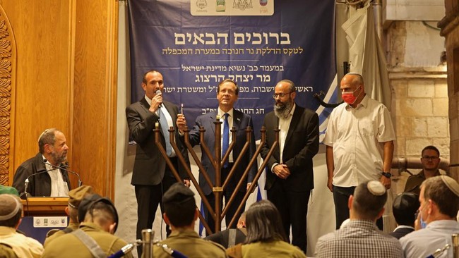 Presiden Israel, Isaac Herzog, menuai kritik dari Arab Saudi hingga Yordania karena mengunjungi Masjid Ibrahimi untuk merayakan Hanukkah.