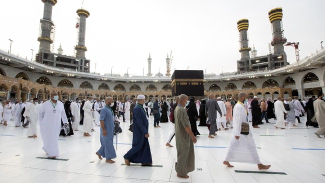 Pemerintah kembali menunda pemberangkatan jemaah umrah Indonesia hingga 2022 setelah kasus pertama Covid-19 varian Omicron terdeteksi di Indonesia.