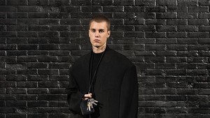 Simak Aksi Justin Bieber Jadi Bintang Iklan Koleksi Terbaru Balenciaga! Hypebeast dan Gothic Banget Nggak, sih?
