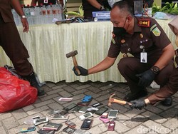 Kejari Tulungagung Musnahkan Ribuan Barang Bukti Kejahatan Selama 2021
