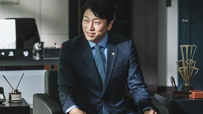 Aktor Kim Soo-ro dikonfirmasi positif Covid-19. SM C&C selaku agensi mengonfirmasi kondisi kesehatan artisnya tersebut.