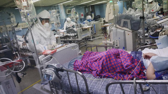 Korsel kembali menghadapi lonjakan infeksi Covid-19 di tengah kekhawatiran soal dampak penyebaran virus corona varian Omicron di dunia.