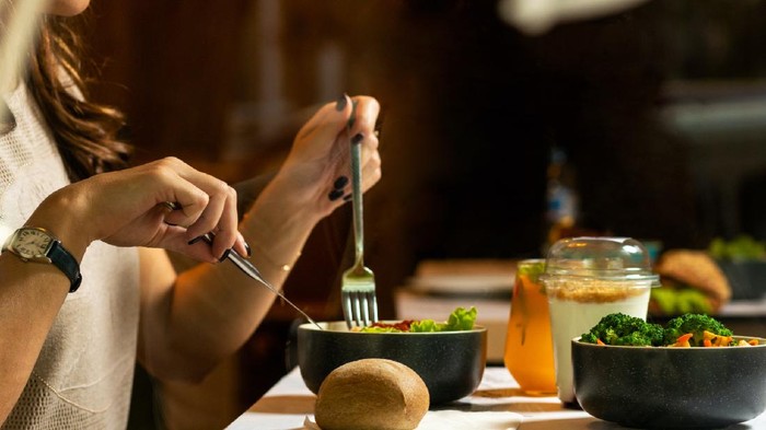 Dari Es Krim hingga Pasta, Ini 6 Etika Makan di Jamuan Resmi yang Wajib Kamu Ketahui!